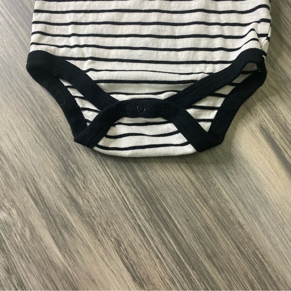 Long Sleeve Striped Onesie Black & White, with Black Pants Size 3-6 mos - Picture 4 of 10